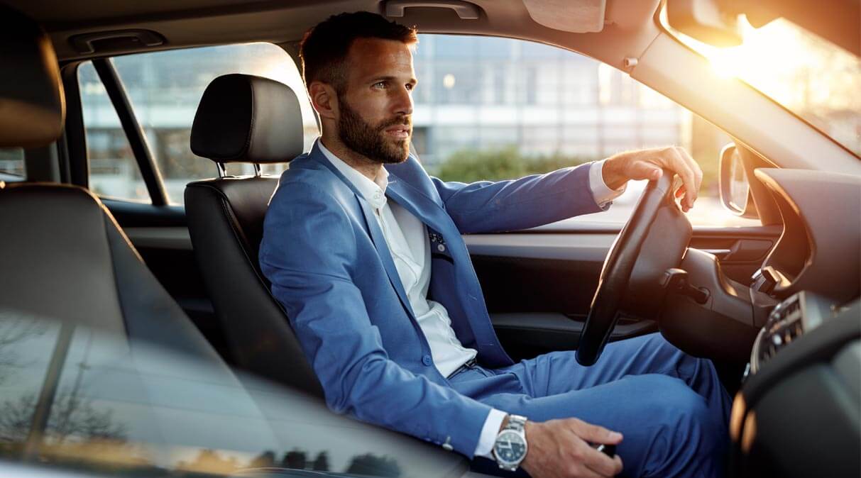 Geschäftsmann im Leasing Auto vom Autohaus Wülpern unterwegs